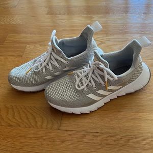 Adidas Womens running sneaker in gray and white - size 6 US